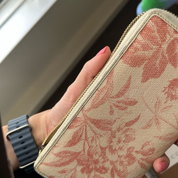 Gucci EUC Floral Cream and Pink Women's Wallet And Gucci box - Picture 15 of 16